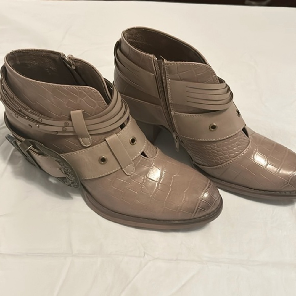 Pierre dumas short boot 8 1/2M